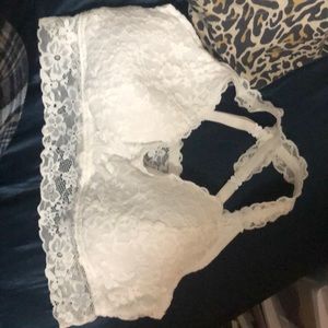 It is a size XL white bralette. Very comfortable, and cute!